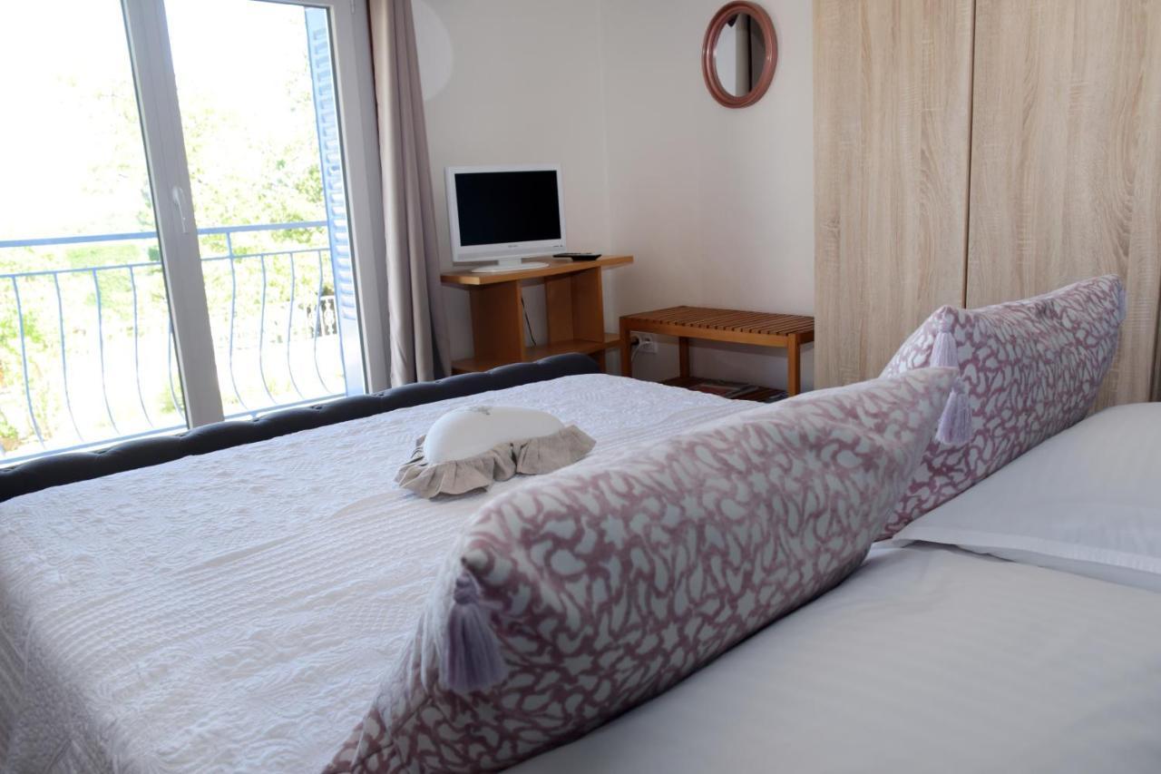 Les Bessonnes Bed and Breakfast Saint-Georges-Haute-Ville Exteriör bild